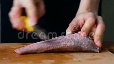 女人用刀在切割板上清洗鱼，烹饪海鲜特写